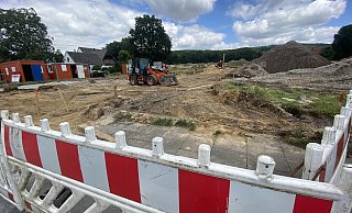 Während südlich der Amshausener Straße die ersten fertigen Häuser stehen, haben vor wenigen Tagen die Erschließungsarbeiten für das Neubaugebiet nördlich der Amshausener Straße begonnen. - Frank Jasper Während südlich der Amshausener Straße die ersten fertigen Häuser stehen, haben vor wenigen Tagen die Erschließungsarbeiten für das Neubaugebiet nördlich der Amshausener Straße begonnen. - Frank Jasper