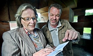 Jetzt wird’s ernst: Rosemarie Gosemärker wirft einen prüfenden Blick auf das Notizheft (Auszug siehe unten) und die Schrift von NW-Kulturchef Stefan Brams. Foto: Sarah Jonek - Sarah Jonek Jetzt wird’s ernst: Rosemarie Gosemärker wirft einen prüfenden Blick auf das Notizheft (Auszug siehe unten) und die Schrift von NW-Kulturchef Stefan Brams. Foto: Sarah Jonek - Sarah Jonek