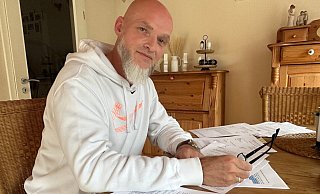 Stefan Brahmhoff kämpft seit Januar darum, dass sein Sohn ein Jahr zurückgehen kann. Die Auseinandersetzungen mit Behörden und Schulen haben eine Menge Schriftverkehr erzeugt. - Heiko Kaiser Stefan Brahmhoff kämpft seit Januar darum, dass sein Sohn ein Jahr zurückgehen kann. Die Auseinandersetzungen mit Behörden und Schulen haben eine Menge Schriftverkehr erzeugt. - Heiko Kaiser