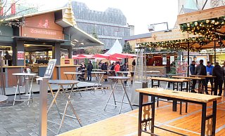 Viele Tische auf dem Weihnachtsmarkt bleiben unbesetzt. - Julia Lichtnecker Viele Tische auf dem Weihnachtsmarkt bleiben unbesetzt. - Julia Lichtnecker