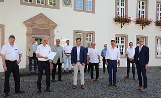 Stehen für das Nein zur derzeitigen Planung: Die Rathauschefs und ranghohen Vertreter der Kommunen im Kreis Höxter. - Simone Flörke Stehen für das Nein zur derzeitigen Planung: Die Rathauschefs und ranghohen Vertreter der Kommunen im Kreis Höxter. - Simone Flörke
