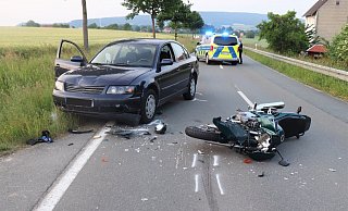 Der Motorradfahrer wurde bei der heftigen Kollision in Steinheim schwer verletzt. - Polizei Höxter Der Motorradfahrer wurde bei der heftigen Kollision in Steinheim schwer verletzt. - Polizei Höxter