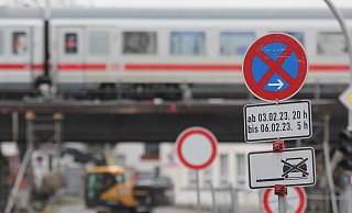Parken verboten: Die Schilder verweisen darauf, dass sich ab Freitag auf der Baustelle der Deutschen Bahn an der Steinstraße Großes tut. - Ulf Hanke Parken verboten: Die Schilder verweisen darauf, dass sich ab Freitag auf der Baustelle der Deutschen Bahn an der Steinstraße Großes tut. - Ulf Hanke