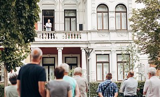 Im Programmheft wird auch auf "Lyrik vom Balkon" hingewiesen- immer freitagsw um 15.30 Uhr. - Silke Wedler | Fotografie Im Programmheft wird auch auf "Lyrik vom Balkon" hingewiesen- immer freitagsw um 15.30 Uhr. - Silke Wedler | Fotografie