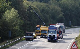 Die Bergung des verunfallten Lkw auf der A2 bei Porta läuft. Der Kran soll dabei helfen. - Malina Reckordt Die Bergung des verunfallten Lkw auf der A2 bei Porta läuft. Der Kran soll dabei helfen. - Malina Reckordt