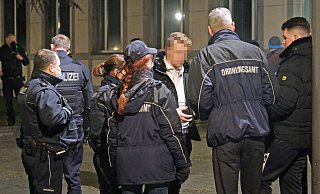 Polizei und Ordnungsamt haben bei den vergangenen Wander-Demos stichprobenartig kontrolliert und Anzeigen geschrieben. Die Demo der Coronakritiker wurde jedoch nicht aufgelöst. - Thorsten Gödecker Polizei und Ordnungsamt haben bei den vergangenen Wander-Demos stichprobenartig kontrolliert und Anzeigen geschrieben. Die Demo der Coronakritiker wurde jedoch nicht aufgelöst. - Thorsten Gödecker