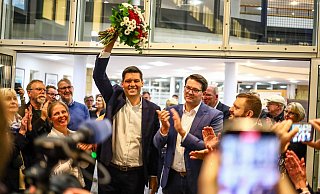 Mirco Schmidt feiert seinen Wahlsieg. Neben ihm stehen rechts Bundestagsmitglied Joachim Ebmeyer und Michael Schönbeck, Fraktionsvorsitzender der CDU. - Daniel Salmon Mirco Schmidt feiert seinen Wahlsieg. Neben ihm stehen rechts Bundestagsmitglied Joachim Ebmeyer und Michael Schönbeck, Fraktionsvorsitzender der CDU. - Daniel Salmon