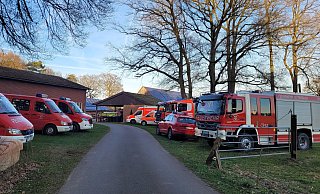 Rund 60 Einsatzkräfte der Feuerwehr Gütersloh waren am Montag auf einem Hof im Einsatz, um Schweine aus einem Güllebecken zu befreien. - Celina Allard Rund 60 Einsatzkräfte der Feuerwehr Gütersloh waren am Montag auf einem Hof im Einsatz, um Schweine aus einem Güllebecken zu befreien. - Celina Allard