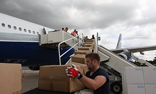 Der Airbus A340-300 wird auch im Passagierbereich beladen. Per Hand haben die Mitarbeiter dort bis zu fünf Stunden pro Ladung zu tun. - Uwe Müller Der Airbus A340-300 wird auch im Passagierbereich beladen. Per Hand haben die Mitarbeiter dort bis zu fünf Stunden pro Ladung zu tun. - Uwe Müller
