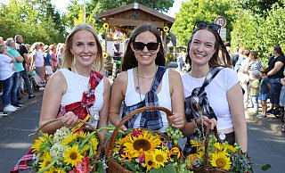 Das spätsommerliche Wetter trug seinen Teil zur guten Laune in Espeln bei. Auch bei diesen drei Umzugsteilnehmerinnen. - Regina Brucksch Das spätsommerliche Wetter trug seinen Teil zur guten Laune in Espeln bei. Auch bei diesen drei Umzugsteilnehmerinnen. - Regina Brucksch