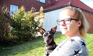 Der sechs Monate alte Zwergpinscher Bacardi von Tanja Pieper (24) aus Borgentreich wäre innerhalb weniger Wochen zweimal fast an Giftködern verendet. - Burkhard Battran Der sechs Monate alte Zwergpinscher Bacardi von Tanja Pieper (24) aus Borgentreich wäre innerhalb weniger Wochen zweimal fast an Giftködern verendet. - Burkhard Battran