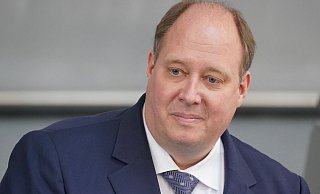 Helge Braun (CDU), damals Chef des Bundeskanzleramtes und Bundesminister für besondere Aufgaben, nimmt an der Befragung der Bundesregierung im Plenum im Bundestag teil. - Foto: Michael Kappeler/dpa Helge Braun (CDU), damals Chef des Bundeskanzleramtes und Bundesminister für besondere Aufgaben, nimmt an der Befragung der Bundesregierung im Plenum im Bundestag teil. - Foto: Michael Kappeler/dpa