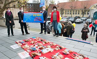 Die Gleichstellungsbeauftragten von Stadt, Karola Althoff-Schröder (l.), und Kreis, Simona Langenberg, setzen mit Bürgermeister Tim Kähler und Landrat Jürgen Müller vor dem Rathaus ein Zeichen gegen Gewalt an Frauen. - Ralf Bittner Die Gleichstellungsbeauftragten von Stadt, Karola Althoff-Schröder (l.), und Kreis, Simona Langenberg, setzen mit Bürgermeister Tim Kähler und Landrat Jürgen Müller vor dem Rathaus ein Zeichen gegen Gewalt an Frauen. - Ralf Bittner