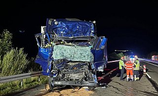 Die Front des Sattelzuges wurde komplett zerstört, der Fahrer schwer verletzt. - FFW Breuna Die Front des Sattelzuges wurde komplett zerstört, der Fahrer schwer verletzt. - FFW Breuna