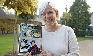 Erinnerungen an die Nachwendezeit hat Angelika Wensing in einem Fotobuch gesammelt. - Burkhard Hoeltzenbein Erinnerungen an die Nachwendezeit hat Angelika Wensing in einem Fotobuch gesammelt. - Burkhard Hoeltzenbein