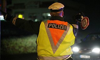 Die Polizei wird auch an Silvester wieder viele Autofahrer kontrollieren. - (Symbolbild): Patrick Menzel Die Polizei wird auch an Silvester wieder viele Autofahrer kontrollieren. - (Symbolbild): Patrick Menzel