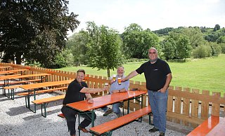 Die Brauerei-Chefs Franz-Axel Kohlschein (v. l.) und Michael Kohlschein stoßen mit Promedia-Geschäftsführer Wilhelm Sommer an. - Dieter Scholz Die Brauerei-Chefs Franz-Axel Kohlschein (v. l.) und Michael Kohlschein stoßen mit Promedia-Geschäftsführer Wilhelm Sommer an. - Dieter Scholz