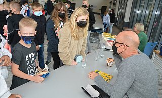 Martin Muser signiert im Anschluss an die Lesung seine Bücher. Luisa ist die erste Leseratte, die ein Autogramm bekommt. - Karin Prignitz Martin Muser signiert im Anschluss an die Lesung seine Bücher. Luisa ist die erste Leseratte, die ein Autogramm bekommt. - Karin Prignitz