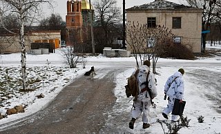 Ukrainische Soldaten patrouillieren auf einer Straße im Dorf Werchnjotorezke in der Region Donezk im Osten der Ukraine. - Foto: Andriy Andriyenko/AP/dpa Ukrainische Soldaten patrouillieren auf einer Straße im Dorf Werchnjotorezke in der Region Donezk im Osten der Ukraine. - Foto: Andriy Andriyenko/AP/dpa