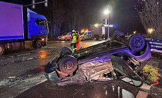 Ein Auto und ein Lkw sind am Montagnachmittag zusammengestoßen. Das Auto landete auf dem Dach. - Feuerwehr Steinhagen Ein Auto und ein Lkw sind am Montagnachmittag zusammengestoßen. Das Auto landete auf dem Dach. - Feuerwehr Steinhagen