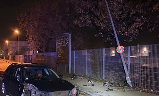 Der Seat blieb zunächst auf dem Gehweg am Laternenmast (r.) hängen, dann schleuderte er zurück auf die Straße. - Polzei Der Seat blieb zunächst auf dem Gehweg am Laternenmast (r.) hängen, dann schleuderte er zurück auf die Straße. - Polzei