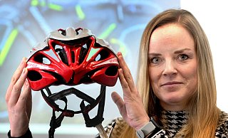 Christina Meise hatte Glück im Unglück: Die Rennradfahrerin wurde im vergangenen Sommer im Kreis Gütersloh von einem Auto erfasst und dabei schwer verletzt. Ihr Fahrradhelm, der bei dem Aufprall auf der Windschutzscheibe zerbrochen ist, rettete ihre dabei vermutlich das Leben. - Andreas Frücht Christina Meise hatte Glück im Unglück: Die Rennradfahrerin wurde im vergangenen Sommer im Kreis Gütersloh von einem Auto erfasst und dabei schwer verletzt. Ihr Fahrradhelm, der bei dem Aufprall auf der Windschutzscheibe zerbrochen ist, rettete ihre dabei vermutlich das Leben. - Andreas Frücht