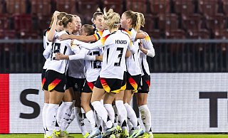DFB-Frauen jubeln nach dem 1:0 durch Sjoeke Nüsken. - Michael Buholzer/KEYSTONE/dpa DFB-Frauen jubeln nach dem 1:0 durch Sjoeke Nüsken. - Michael Buholzer/KEYSTONE/dpa