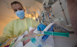 In den vergangenen zwei Jahren mussten in Deutschland sehr viele Kinder in Folge einer RSV-Infektion intensivmedizinisch versorgt werden. In diesem Jahr empfiehlt die Stiko eine Impfung für Säuglinge. - picture alliance/dpa In den vergangenen zwei Jahren mussten in Deutschland sehr viele Kinder in Folge einer RSV-Infektion intensivmedizinisch versorgt werden. In diesem Jahr empfiehlt die Stiko eine Impfung für Säuglinge. - picture alliance/dpa