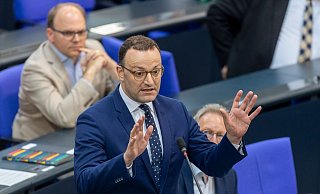 Der ehemalige Gesundheitsminister Jens Spahn (CDU) rechtfertigt im Bundestag seine Entscheidungen während der Corona-Pandemie. - Lucas Röhr/dpa Der ehemalige Gesundheitsminister Jens Spahn (CDU) rechtfertigt im Bundestag seine Entscheidungen während der Corona-Pandemie. - Lucas Röhr/dpa
