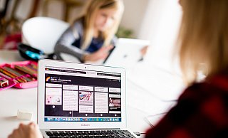 So gut wie diesen beiden Schülerinnen sind längst nicht alle Schüler zuhause ausgestattet. Das führt dazu, dass Digitalunterricht in vielen Fällen gar nicht richtig laufen kann. - picture alliance So gut wie diesen beiden Schülerinnen sind längst nicht alle Schüler zuhause ausgestattet. Das führt dazu, dass Digitalunterricht in vielen Fällen gar nicht richtig laufen kann. - picture alliance