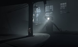 Ein Junge versteckt sich vor einem mächtigen Scheinwerfer in der unheimlichen Welt von Inside. - Playdead Ein Junge versteckt sich vor einem mächtigen Scheinwerfer in der unheimlichen Welt von Inside. - Playdead