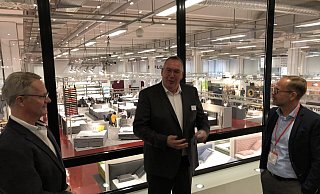 Gute Laune auf der M.O.W. (von links): die Messe-Geschäftsführer Andreas Reibchen und Bernd Schäfermeier im Gespräch mit Jan Kurth, Geschäftsführer des Verbandes der Deutschen Möbelindustrie (VDM). - Thomas Reineke Gute Laune auf der M.O.W. (von links): die Messe-Geschäftsführer Andreas Reibchen und Bernd Schäfermeier im Gespräch mit Jan Kurth, Geschäftsführer des Verbandes der Deutschen Möbelindustrie (VDM). - Thomas Reineke