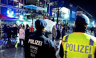 Am Bielefelder Boulevard teffen sich jedes Jahr tausende Partygänger. Feiern ja - böllern verboten. - Barbara Franke Am Bielefelder Boulevard teffen sich jedes Jahr tausende Partygänger. Feiern ja - böllern verboten. - Barbara Franke
