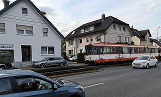 Auf der Beckhausstraße hat es zwischen einer Stadtbahn und einem Auto gekracht. - Foto: Arno Ley Auf der Beckhausstraße hat es zwischen einer Stadtbahn und einem Auto gekracht. - Foto: Arno Ley