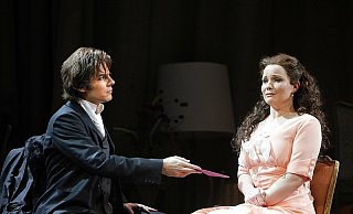 Tatjana (Sarah Kuffner) hat Eugen Onegin (Levent Bakirci) in einem Brief ihre Liebe gestanden. Doch der weißt sie kühl zurück. - FOTO: KAI-UWE SCHULTE–BUNERT Tatjana (Sarah Kuffner) hat Eugen Onegin (Levent Bakirci) in einem Brief ihre Liebe gestanden. Doch der weißt sie kühl zurück. - FOTO: KAI-UWE SCHULTE–BUNERT