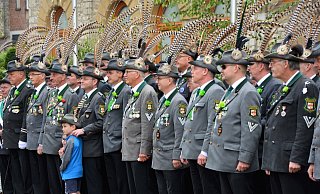 In Reih und Glied: Die Oerlinghauser Schützen mit ihren auffälligen Fasanenfedern auf den Hüten stehen auf dem Rathausplatz. Marius Schmidt hat die Hand auf die Schulter seines Sohnes gelegt. - Karin Prignitz In Reih und Glied: Die Oerlinghauser Schützen mit ihren auffälligen Fasanenfedern auf den Hüten stehen auf dem Rathausplatz. Marius Schmidt hat die Hand auf die Schulter seines Sohnes gelegt. - Karin Prignitz