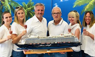 Stehen auf Kreuzfahrten: Mareike Groeneveld (v.l.), Inga Schoel, Frank Eckstein, Rolf Fricke, Agathe Ledwon und Elke Ruthmann beraten Urlauber bei "ontravel Reisen". - privat Stehen auf Kreuzfahrten: Mareike Groeneveld (v.l.), Inga Schoel, Frank Eckstein, Rolf Fricke, Agathe Ledwon und Elke Ruthmann beraten Urlauber bei "ontravel Reisen". - privat