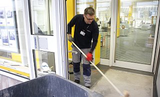 Aufräumarbeiten in der Commerzbank-Filiale Warburg. Das Glas der Tür wurde zerstört. - Dieter Scholz Aufräumarbeiten in der Commerzbank-Filiale Warburg. Das Glas der Tür wurde zerstört. - Dieter Scholz