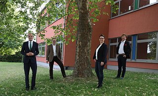 Bürgermeisterkandidat Philip Kleineberg (links) und CDU-Stadtverbandsvorsitzender René Siekmann (rechts) begrüßten zur Aufstellungsversammlung in der Realschule auch den Kreisvorsitzenden Tim Ostermann und die designierte Landratskandidatin Dorothee Schuster. - Britta Bohnenkamp-Schmidt Bürgermeisterkandidat Philip Kleineberg (links) und CDU-Stadtverbandsvorsitzender René Siekmann (rechts) begrüßten zur Aufstellungsversammlung in der Realschule auch den Kreisvorsitzenden Tim Ostermann und die designierte Landratskandidatin Dorothee Schuster. - Britta Bohnenkamp-Schmidt