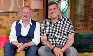 Milchbauer Heino empfängt Herforder Markus Langenbach während dem Scheunenfest. - RTL/Stefan Gregorowius Milchbauer Heino empfängt Herforder Markus Langenbach während dem Scheunenfest. - RTL/Stefan Gregorowius
