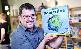 Michael Speckmann mit dem plastiklos produzierten Würfelspiel "Powerline". - Barbara Franke Michael Speckmann mit dem plastiklos produzierten Würfelspiel "Powerline". - Barbara Franke