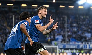 Joel Grodowski freut sich gemeinsam mit Monju Thaddäus Momuluh über sein Tor zum 2:0-Endstand. - Teresa Kroeger Joel Grodowski freut sich gemeinsam mit Monju Thaddäus Momuluh über sein Tor zum 2:0-Endstand. - Teresa Kroeger