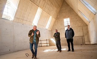 Professor Matthias Wemhoff (v. l.), Bürgermeister Tim Kähler und Pfarrer Johannes Beer, hier im eindrucksvollen Obergeschoss, besichtigen die AFaM-Baustelle. - Ralf Bittner Professor Matthias Wemhoff (v. l.), Bürgermeister Tim Kähler und Pfarrer Johannes Beer, hier im eindrucksvollen Obergeschoss, besichtigen die AFaM-Baustelle. - Ralf Bittner