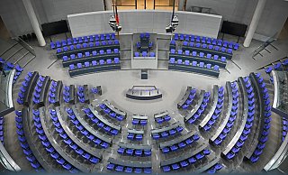 Blick in den Plenarsaal des Deutschen Bundestages: Hier könnten vier Bielefelder Politiker nach der vorgezogenen Bundestagswahl sitzen. - Anna Ross/dpa Blick in den Plenarsaal des Deutschen Bundestages: Hier könnten vier Bielefelder Politiker nach der vorgezogenen Bundestagswahl sitzen. - Anna Ross/dpa