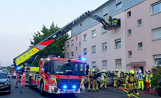 Mithilfe einer Fluchthaube rettet die Feuerwehr Paderborn einen Mann aus einer verrauchten Wohnung im Riemekeviertel. - Ralph Meyer Mithilfe einer Fluchthaube rettet die Feuerwehr Paderborn einen Mann aus einer verrauchten Wohnung im Riemekeviertel. - Ralph Meyer