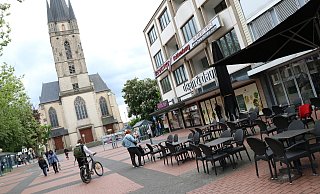 Der Platz vor der Herz-Jesu-Kirche liegt im Herzen Paderborns. Allerdings ist er auch für die offene Trinker- und Drogenszene attraktiv gewesen. - Holger Kosbab Der Platz vor der Herz-Jesu-Kirche liegt im Herzen Paderborns. Allerdings ist er auch für die offene Trinker- und Drogenszene attraktiv gewesen. - Holger Kosbab