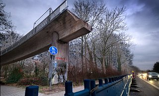 Die Brücke musste aus Sicherheitsgründen abgerissen werden. - Andreas Frücht Die Brücke musste aus Sicherheitsgründen abgerissen werden. - Andreas Frücht