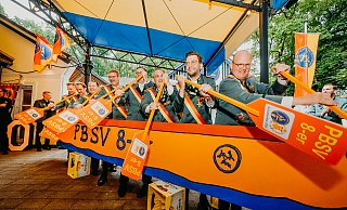 Der Ruder-Achter des PBSV soll den Verein durch stürmische Zeiten bringen: Beim Fototermin und Trockenpaddeln ging die Bataillonsspitze (links mit Königsträßer-Hauptmann Andreas Kneer) jedenfalls nicht Baden. - Besim Mazhiqi Der Ruder-Achter des PBSV soll den Verein durch stürmische Zeiten bringen: Beim Fototermin und Trockenpaddeln ging die Bataillonsspitze (links mit Königsträßer-Hauptmann Andreas Kneer) jedenfalls nicht Baden. - Besim Mazhiqi