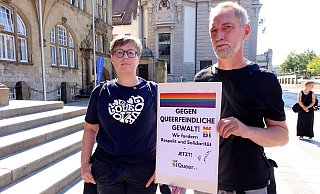 Friederike Vogt von der Gleichstellungsstelle der Stadt berichtet, dass der Hass aus dem Internet auf der Straße ausgebrochen sei - auch in Bielefeld. Bert-Ulf Prellwitz von der Bielefelder Aidshilfe (r.) erklärt, vor allem Jugendliche müssten geschützt werden. - Peter Unger Friederike Vogt von der Gleichstellungsstelle der Stadt berichtet, dass der Hass aus dem Internet auf der Straße ausgebrochen sei - auch in Bielefeld. Bert-Ulf Prellwitz von der Bielefelder Aidshilfe (r.) erklärt, vor allem Jugendliche müssten geschützt werden. - Peter Unger