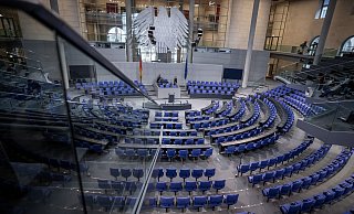 Blick in den leeren Plenarsaal im Deutschen Bundestag. Gibt es bald weniger Sitze? - Michael Kappeler/dpa Blick in den leeren Plenarsaal im Deutschen Bundestag. Gibt es bald weniger Sitze? - Michael Kappeler/dpa
